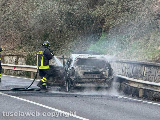 Viterbo - Auto in fiamme sulla Cassia sud, traffico in tilt