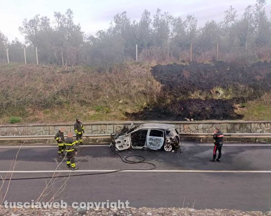 Viterbo - Auto in fiamme sulla Cassia sud, traffico in tilt