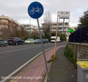 Viterbo - Il cartello della pista ciclabile in via Monti Cimini