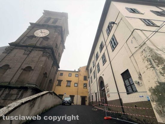 Viterbo - Crollo dovuto al maltempo di una porzione di cornicione dello stabile di via Maestro Danese a La Quercia