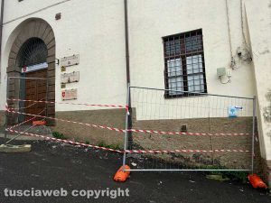 Viterbo - Crollo dovuto al maltempo di una porzione di cornicione dello stabile di via Maestro Danese a La Quercia