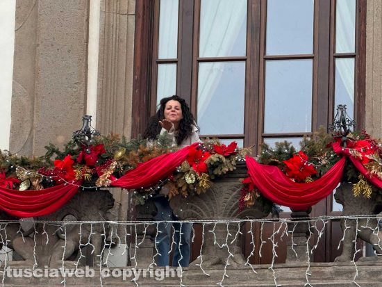 Viterbo il primo gennaio - La sindaca Chiara Frontini dal balcone del palazzo del podestà
