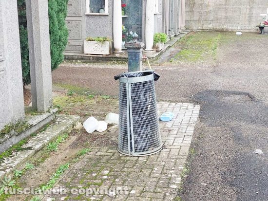 Bagnaia, l'incuria al cimitero