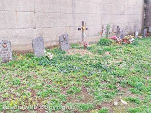 Bagnaia, l'incuria al cimitero