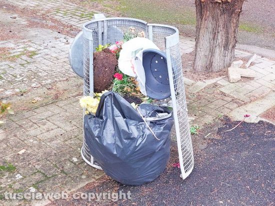 Bagnaia, l'incuria al cimitero