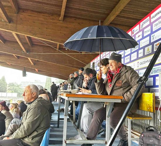 Cronisti con l'ombrello allo stadio Madami