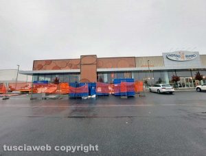 Viterbo - Ultimi ritocchi a Moon Sushi prima dell'apertura