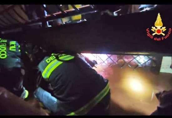 Roma - Vigili del fuoco - Ragazze intrappolate nel seminterrato