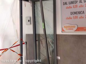 Viterbo - Furto al Bluespirit - Sfondate le vetrine