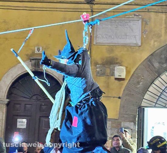 Civita Castellana - La Befana scende in piazza dall'orologio del palazzo comunale