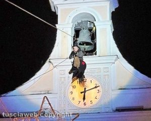 Civita Castellana - La Befana scende in piazza dall'orologio del palazzo comunale