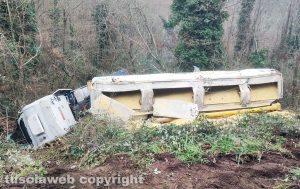 Camion si ribalta sull'Ortana