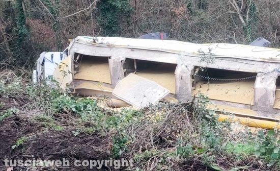 Camion si ribalta sull'Ortana