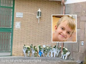 Viterbo - Via Palmanova - Rose bianche sotto l'abitazione di Artem Shyliuk