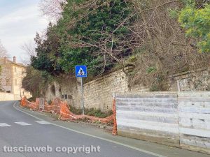 Viterbo - Il muro transennato in via della Pila