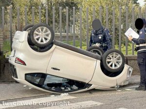 Viterbo - Minicar si ribalta in via Vico Quinzano