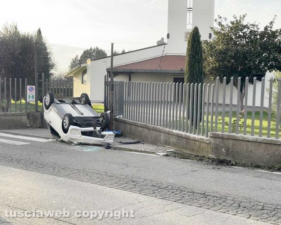 Viterbo - Minicar si ribalta in via Vico Quinzano