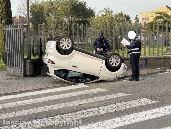 Viterbo - Minicar si ribalta in via Vico Quinzano