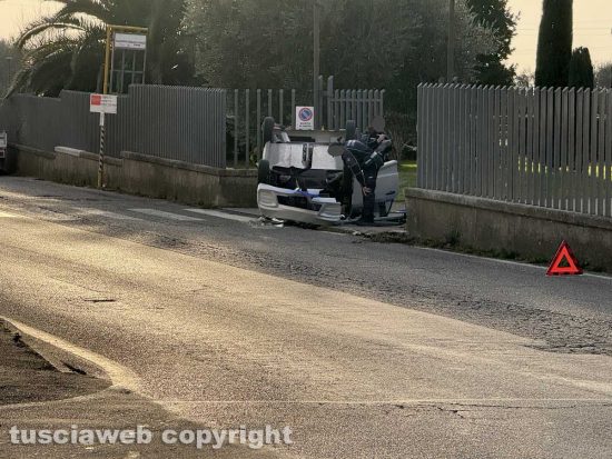 Viterbo - Minicar si ribalta in via Vico Quinzano