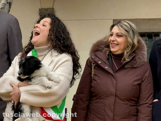 Viterbo - Piazza del Comune - Sant’Antonio abate - La benedizione degli animali - L'ilare sindaca Chiara Frontini a sinistra