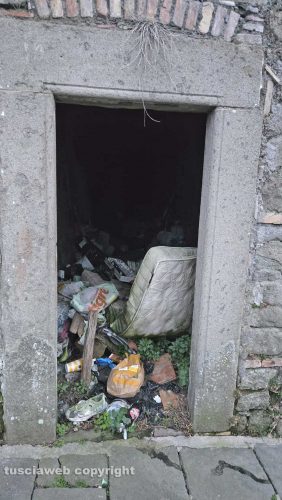 Viterbo - Discarica in via delle Caprarecce