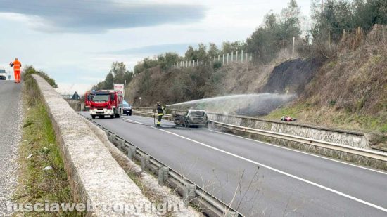 Viterbo - Auto in fiamme sulla Cassia sud