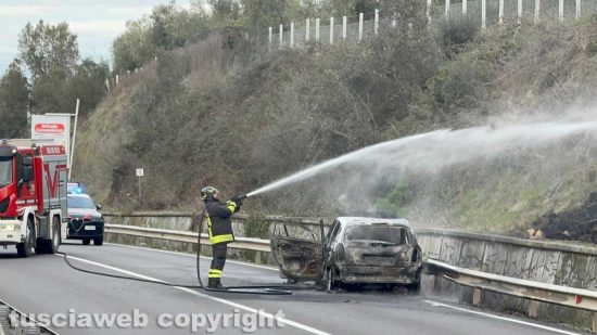 Viterbo - Auto in fiamme sulla Cassia sud