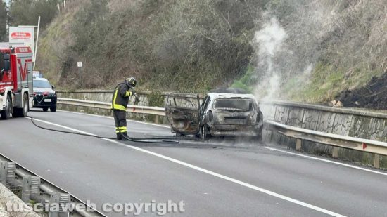Viterbo - Auto in fiamme sulla Cassia sud