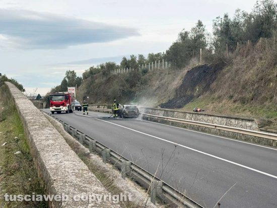 Viterbo - Auto in fiamme sulla Cassia sud