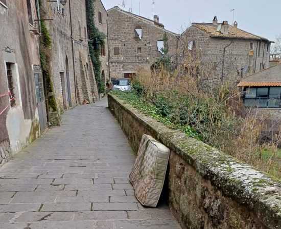 Viterbo - Il materasso fuori dal locale andato a fuoco a via delle Caprarecce