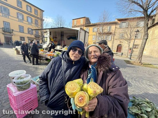Viterbo - L'ultimo del mercato di San Faustino - A destra Nazarena Foglietta con una cliente