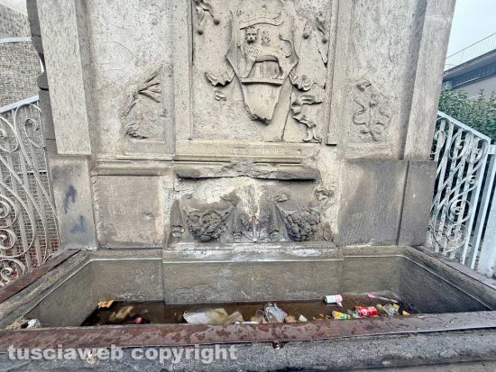 Viterbo - La fontana a piazzale Gramsci dimenticata e nel degrado più assoluto