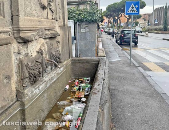 Viterbo - La fontana a piazzale Gramsci dimenticata e nel degrado più assoluto