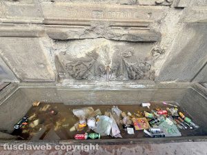Viterbo - La fontana a piazzale Gramsci dimenticata e nel degrado più assoluto