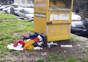 Viterbo - I rifiuti nei giardinetti di fronte alla chiesa di Santa Maria del Paradiso