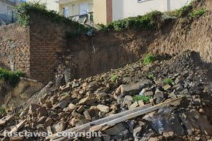Tarquinia - Crolla muro di contenimento in via della Tuscia