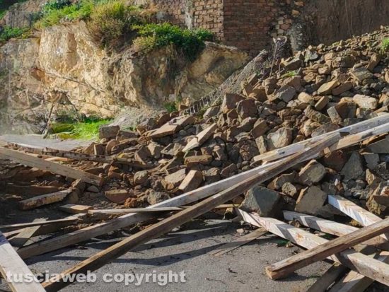 Tarquinia - Crolla muro di contenimento in via della Tuscia