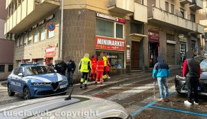 Viterbo - L'intervento della polizia e dei sanitari del 118 a via Cairoli