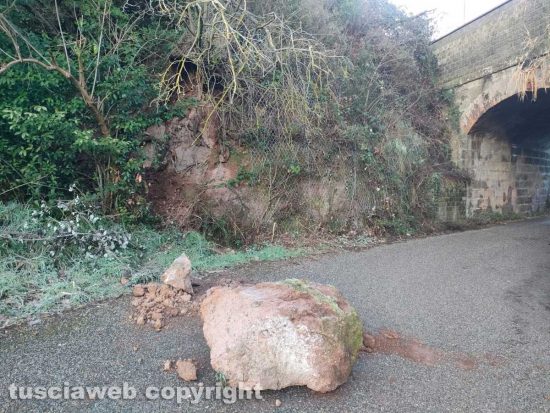 Viterbo - Il pezzo di costone in strada a Bagnaia