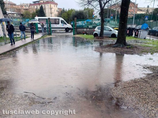 Viterbo - Maltempo - Il cortile della scuola primaria Ellera