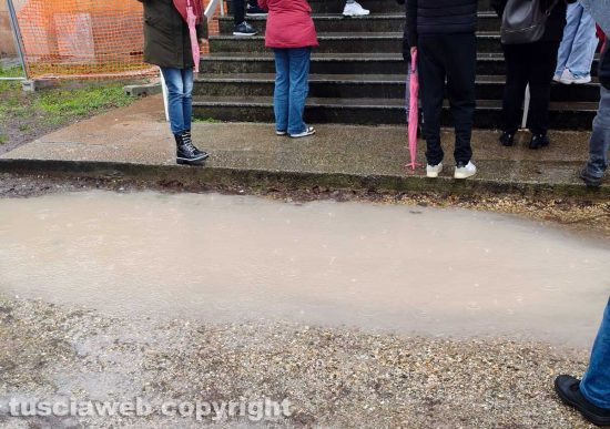 Viterbo - Maltempo - Il cortile della scuola primaria Ellera