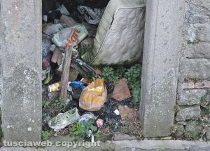 Viterbo - Discarica in via delle Caprarecce