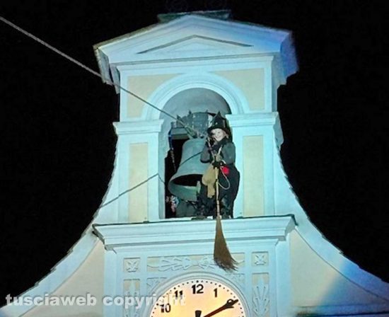 Civita Castellana - La Befana scende in piazza dall'orologio del palazzo comunale