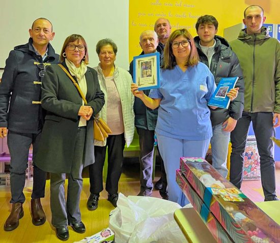 Roma - L'arciconfraternita Maria Ss. delle Grazie di Capranica dona giocattoli all'ospedale Bambin Gesù