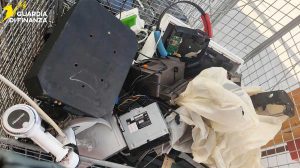 Roma - Guardia di finanza - Trovati 850 chili di rifiuti pericolosi su un autocarro