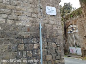 Viterbo - Imbrattate le mura a Porta Murata
