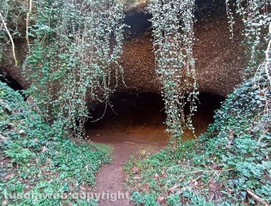 Capranica - Uomo senza fissa dimora vive in una grotta, dorme in un sacco a pelo e accende fuochi per cucinare e riscaldarsi