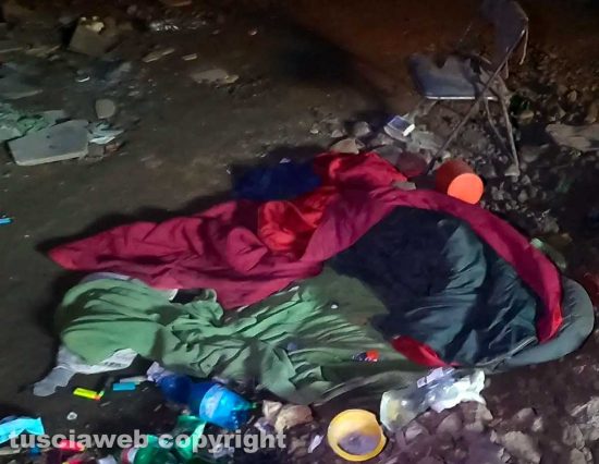 Capranica - Uomo senza fissa dimora vive in una grotta, dorme in un sacco a pelo e accende fuochi per cucinare e riscaldarsi