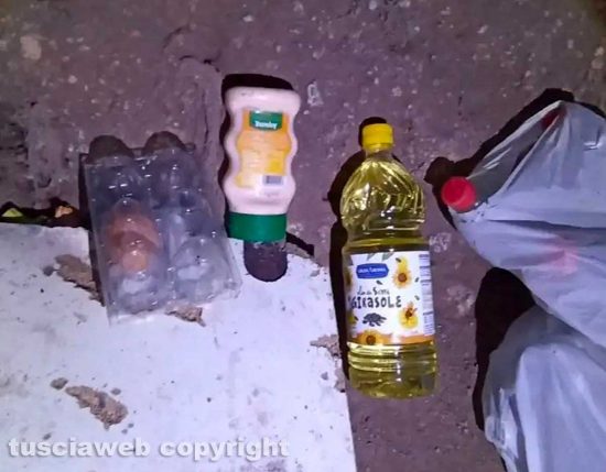 Capranica - Uomo senza fissa dimora vive in una grotta, dorme in un sacco a pelo e accende fuochi per cucinare e riscaldarsi