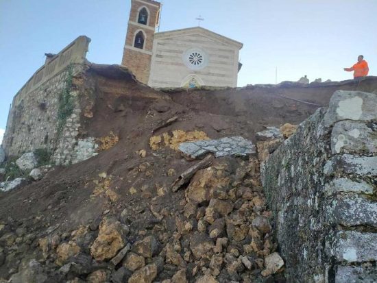 Tolfa - Crolla una porzione della balaustra alla Rocca